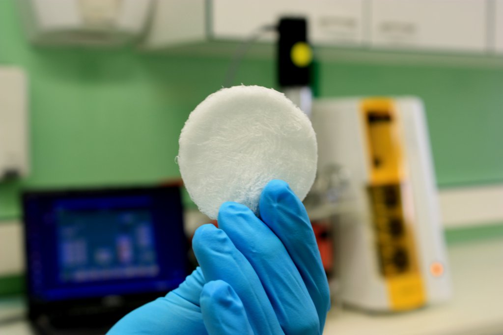 Wound dressings made from bacterial alginate textile network
