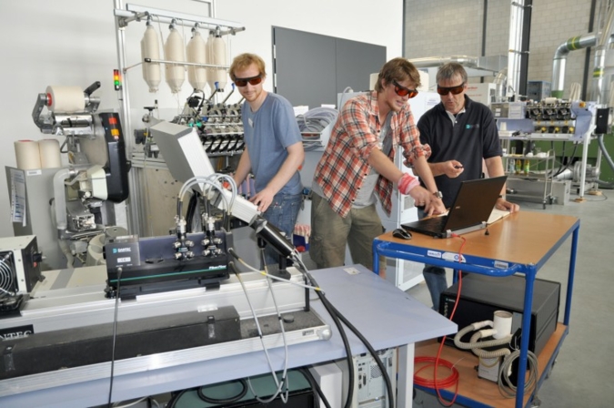 ITA-PhD-students demonstrate laser Doppler anemometry
Photo: ITA