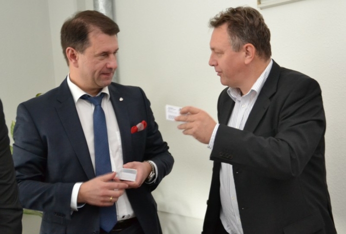 Michael Kynast, head of the Chemnitz trade fair mtex+ (r.), supported by the Moscow-based foreign trade expert Igor Salomakhin, established contact...