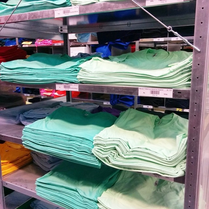 49 m hoch ist der Turm weißer Männer-T-Shirts in den Lager-beständen der Leipziger Produktion