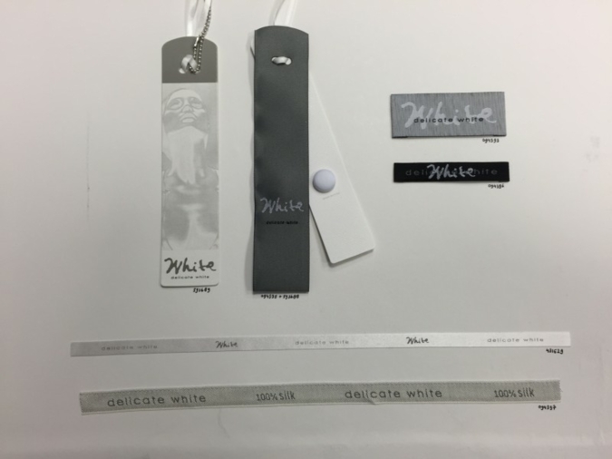 Coole Eleganz bis hin zu den Etiketten. Gesehen bei EE Labelpack