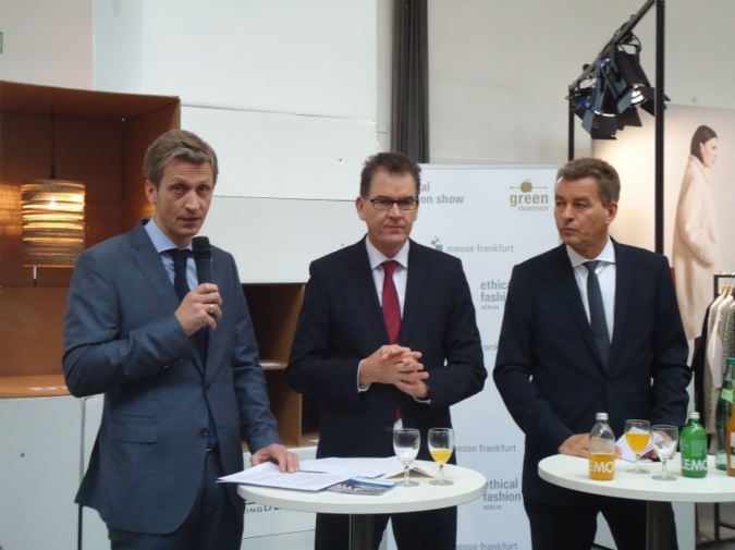 Präsident der Baumwollbörse Ernst Grimmelt (links) sowie Entwicklungsminister Dr. Gerd Müller (Mitte) und Geschäftsführer Messe Frankfurt Detl...