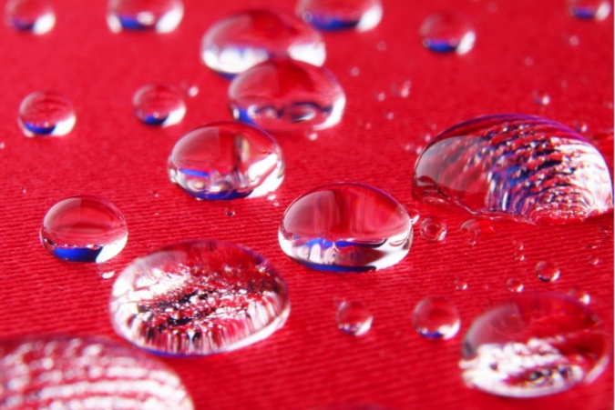 Hydrophobe Wirkung der Veredlungslösung Photo: Knud Dobberke für Fraunhofer ISC