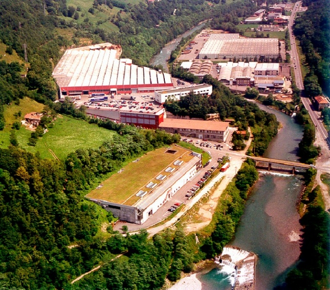 Blick auf das Werk von ITEMA in Colzate, Italien