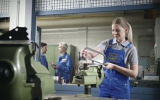 Corporate Fashion – heute wichtiger denn je. Denn das richtige Outfit sorgt für den professionellen Auftritt aller Mitarbeiter. Der textile Miet...