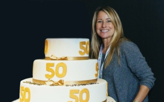 Cindy-McNaull-mit-Kuchen.jpg