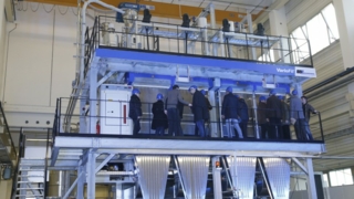 Anlässlich des Open House Events konnten 130 Gäste aus aller Welt die erste Kompaktspinnanlage für die Verarbeitung von rPET-Flakes bei einer Li...