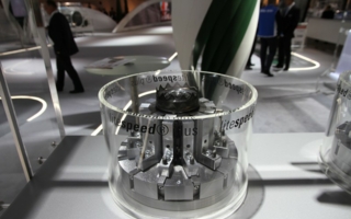 Ein Highlight auf der ITMA 2015: die erstmalige Vorstellung der Nadel Lightspeed Plus im Bereich Knitting
(Photos: Groz-Beckert)