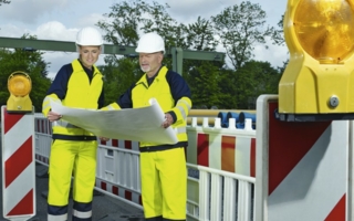 Hochsichtbarkeit in markanter Duo-Color Optik. Die neue Warnschutzkleidung im DBL-Mietservice erfüllt mit ihrem fluoreszierenden Material die Norm...