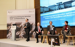 Prof. Dr. Nick Lin-Hi, Universität Mannheim (stehend) erläuterte zu Beginn des CSR-Forums seine These, Corporate Social Responsibility sei ein wi...