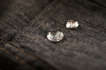 Wasserabweisende Textiltechnologien von Schoeller werden immer mehr auf Denim eingesetzt und bringen einen neuen Mix aus Fashion und Funktion