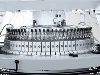 D4-2.2 II, eine High Performance Interlock (HPI) Maschine wurde hinsichtlich Verarbeitung von Fasergarnen und Abstandgestrick noch weiter verbesser...