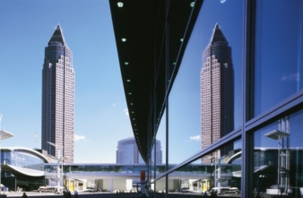 Imposant zeigt sich der Frankfurter Messeturm als das „Wahrzeichen“ der Messe Frankfurt