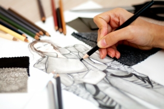 Designer halten ihre Ideen in Skizzen fest bevor sie das passende Material suchen Photo: illustrart/Shutterstock