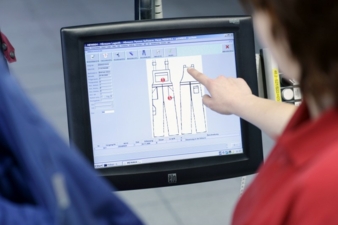Touchscreens vereinfachen die Arbeiten der Qualitätskontrolle und der nachgeschalteten Näherei zur Reparatur der Kleidung