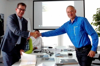 Per Handschlag: Dr. Gerd Müller (links) und Peter Schöffel besiegeln den Beitritt des Outdoor-Bekleidungsherstellers Schöffel Photo: Schöffel