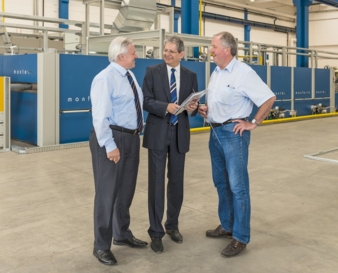 Responsible for machinery and process development: Head of Technology Peter Tolksdorf (centre) in talk with colleagues Jürgen Hanel (right) and Fr...