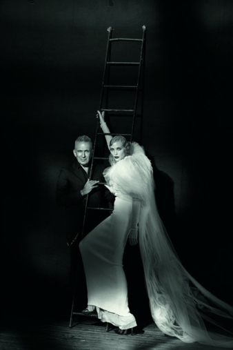 Jean Paul Gaultier & Nadja Auermann, Paris, 2015.
Photo: Studio Peter Lindbergh, Paris / Gagosian Gallery, Kollektion Vampires, Herbst 2014