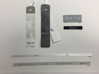 Coole Eleganz bis hin zu den Etiketten. Gesehen bei EE Labelpack