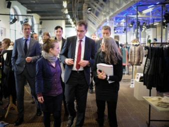 Carina Bischof (v.l. Customer Liaison Ethical Fashion Show Berlin) führt bei einem Presserundgang Minister Gerd Müller (v.m.) über die Ethical F...