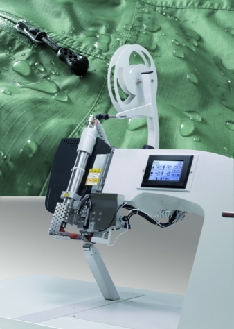 Die neu entwickelte Band-Schweißmaschine PFAFF 8303i zum programmierten Nahtabdichten steht für „einfach und innovativ“