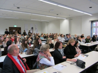 Students and teaching staff at the Niederrhein University of Applied Sciences Photo: Femnet e.V.