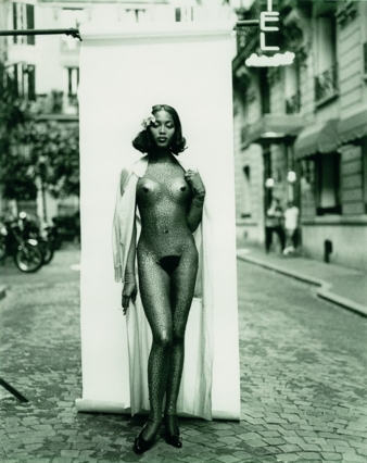 Naomi Campbell vor dem Kabarett
Michou, rue des Martyrs, Paris, 1994
Kollektion Les Classiques Gaultier revisités
Prêt-à-porter Damen Frühjahr/...