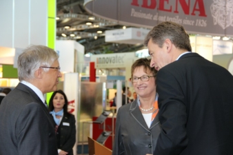 Member of parliament Brigitte Zypries (middle) and Detlef Braun, manager Messe Frankfurt (on the right) at their visit at the the Sandler booth