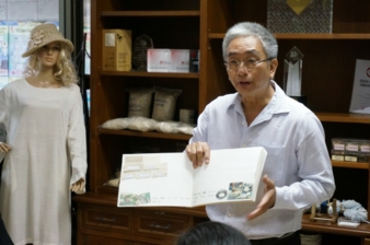 Mr. Bandid Ponsarojanavit, Geschäftsführer von Thai Num Choke erläutert beim Firmenbesuch doie besonderen Eigenschaften der Naturfasern.