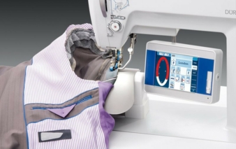 Dürkopp Adler zeigt in Osaka seine neueste Steuerungstechnik – DAC Comfort –  für präzise und reproduzierbare Nähprozesse. (Photo: Dürkopp...